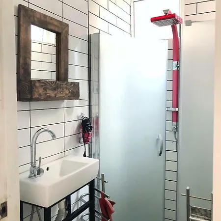 Appartement Wood House In The City Center Istanboel